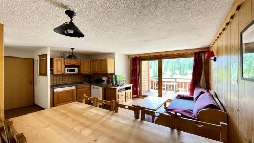 une cuisine et un salon avec un canapé et une table dans l'établissement Résidence Dame Blanche - DBAC24 - APPT DUPLEX DANS CHALET - 4 CHAMBRES 10 PERSONNES - Secteur 1800 MAE-7984, à Narreyroux