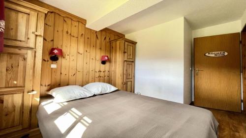 - une chambre avec un lit lambrissé dans l'établissement Résidence Dame Blanche - DBAC24 - APPT DUPLEX DANS CHALET - 4 CHAMBRES 10 PERSONNES - Secteur 1800 MAE-7984, à Narreyroux