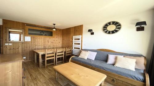 - un salon avec un canapé, une table et un réveil dans l'établissement Résidence Dame Blanche - DBA116 - APPT 1 CHAMBRE + CABINE - BALCON - 6 PERSONNES MAE-7964, à Narreyroux