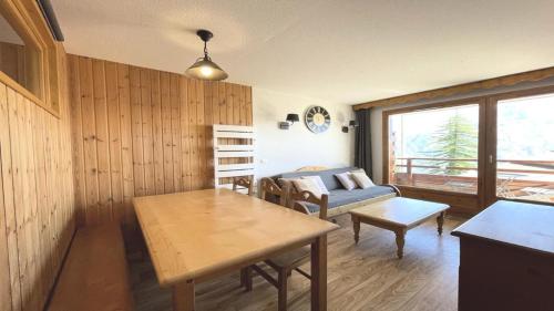 un salon avec une table et un canapé dans l'établissement Résidence Dame Blanche - DBA116 - APPT 1 CHAMBRE + CABINE - BALCON - 6 PERSONNES MAE-7964, à Narreyroux