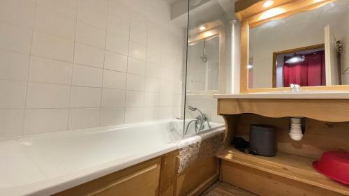 une salle de bain avec une baignoire et un lavabo dans l'établissement Résidence Dame Blanche - DBA116 - APPT 1 CHAMBRE + CABINE - BALCON - 6 PERSONNES MAE-7964, à Narreyroux