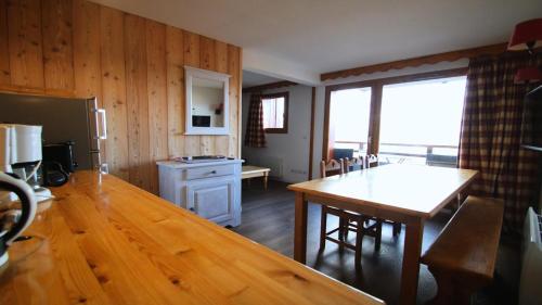 une cuisine avec une table en bois et une salle à manger dans l'établissement Résidence Dame Blanche - DBA124 - APPT 2 CHAMBRES + COIN MONTAGNE - BALCON - 8 PERSONNES MAE-8014, à Narreyroux