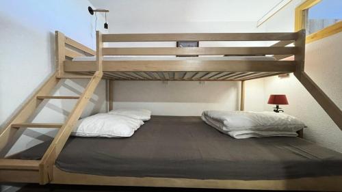 Ce lit superposé se trouve dans une petite chambre dotée de lits superposés. dans l'établissement Résidence Dame Blanche - DBA124 - APPT 2 CHAMBRES + COIN MONTAGNE - BALCON - 8 PERSONNES MAE-8014, à Narreyroux