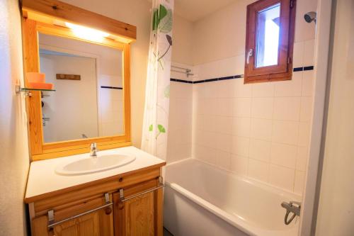 une salle de bain avec un lavabo et une baignoire dans l'établissement Chalet Arrondaz J - CHALET ARRONDAZ J - CHAARJ24 MAE-3111, à Modane