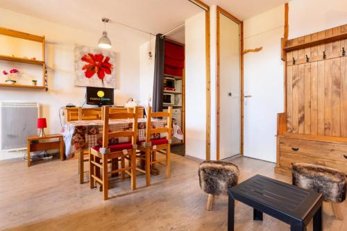 une cuisine et une salle à manger avec une table et des chaises dans l'établissement Quartier La Forêt - maeva Home - Studio 4 Personnes - Sélection MAE-4474, à Valmorel