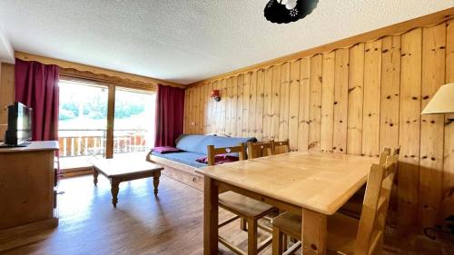 Cette chambre comprend une table et un lit. dans l'établissement Résidence Dame Blanche - DBAC22 - APPT 2 CHAMBRES - BALCON - 6 PERSONNES - Secteur 1800 MAE-8054, à Narreyroux