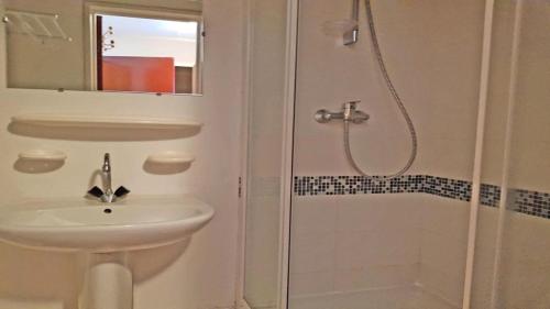 une salle de bain avec un lavabo et une douche dans l'établissement Résidence Pendine 1 - P404 - APPARTEMENT 3/4 PERSONNES EN CENTRE STATION MAE-8554, à Les Prés
