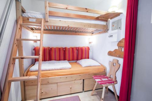 ein Schlafzimmer mit einem Etagenbett und einer Leiter in der Unterkunft Résidence Les Portes De La Vanoise - 2 Pièces pour 6 Personnes 193113 in Villarodin-Bourget