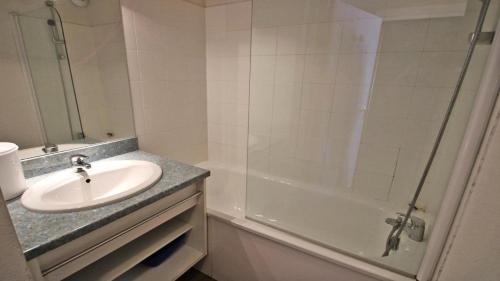 une salle de bain avec un lavabo, une douche et une baignoire dans l'établissement Résidence Parc Aux Etoiles - A008PAE Appartement - 2 chambres avec terrasse - 4/6 PERS MAE-8644, à Narreyroux