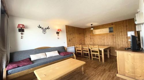 un salon avec un canapé et une table dans l'établissement Résidence Dame Blanche - DBA214 - APPT 1 CHAMBRE + CABINE - BALCON - 6 PERSONNES MAE-8074, à Narreyroux