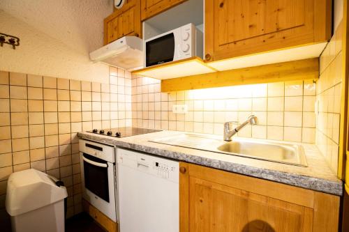 Il comprend une petite cuisine équipée d'un évier et d'un lave-vaisselle. dans l'établissement Résidence Le Pra - LE PRA - PR03CO MAE-3118, à Villarodin-Bourget
