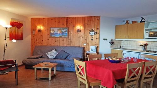 un salon avec un canapé et une table dans l'établissement Résidence Parc Aux Etoiles - C201PAE - APPT T3 SPACIEUX - BALCON - 4/6 personnes MAE-8704, à Narreyroux