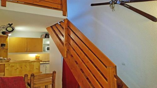- un escalier en bois dans la cuisine dans l'établissement Résidence Parc Aux Etoiles - B204PAE - APPARTEMENT DUPLEX 2 CHAMBRES, BALCON MAE-8714, à Narreyroux