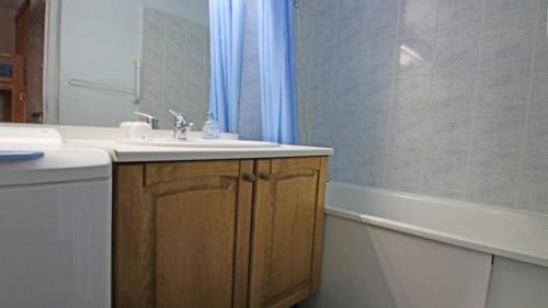 une salle de bain avec un lavabo et une baignoire dans l'établissement Résidence Cortina 3 - C3302 - APPT T2 CABINE - BALCON - 6 PERSONNES MAE-8564, à Les Prés