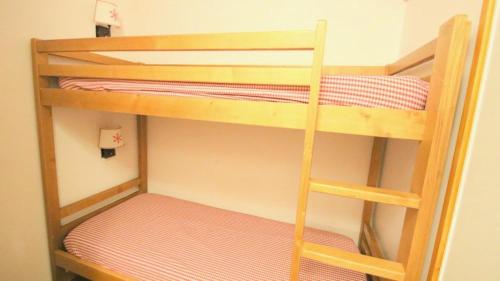 quelques lits superposés dans une chambre dans l'établissement Résidence Parc Aux Etoiles - A209PAE - APPARTEMENT 2 CHAMBRES AVEC BALCON MAE-8594, à Narreyroux