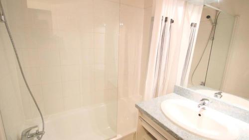 une salle de bain avec une baignoire, un lavabo et une douche dans l'établissement Résidence Parc Aux Etoiles - A209PAE - APPARTEMENT 2 CHAMBRES AVEC BALCON MAE-8594, à Narreyroux