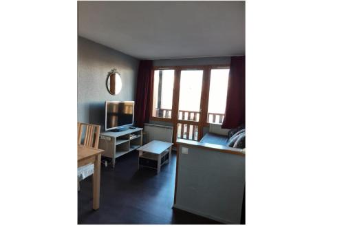 Cette petite chambre dispose d'un bureau et d'une fenêtre. dans l'établissement Résidence Le Hameau du Sauget - maeva Home - Appartement 2 pièces 4 personnes - Budget MAE-0904, à La Plagne Tarentaise