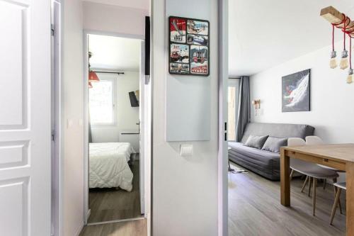 Ce petit appartement comprend une salle à manger et un salon. dans l'établissement Résidence L'Albane - maeva Home - Appartement moderne 2 pièces 6 personnes - Prestige - super Home MAE-7884, à Vars