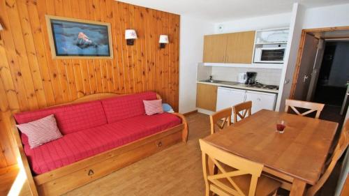 un salon avec un canapé rouge et une table dans l'établissement Résidence Parc Aux Etoiles - A109PAE - APPARTEMENT SPACIEUX AVEC BALCON MAE-8654, à Narreyroux