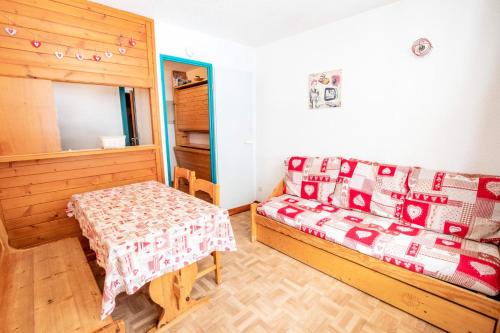 un salon avec un canapé et une table dans l'établissement Résidence Thabor D - THABOR D -THAD127 MAE-3144, à Modane