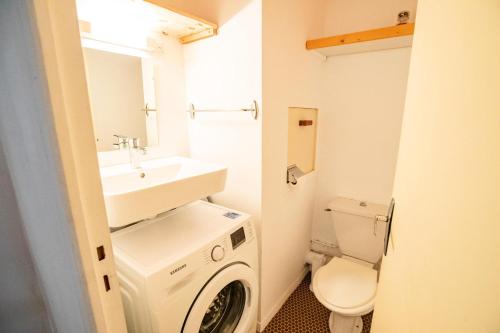 La salle de bains est pourvue d'un lave-linge et d'un lavabo. dans l'établissement Résidence Les Arolles - 3 Pièces pour 8 Personnes 193148, à Villarodin-Bourget