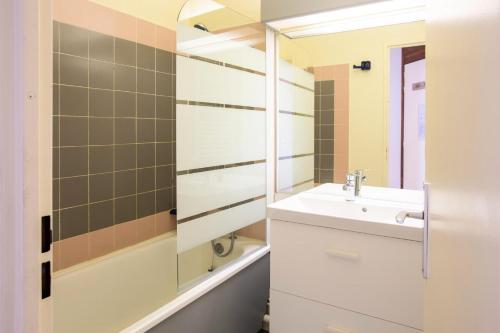 une salle de bain avec un lavabo et un miroir dans l'établissement Résidences quartier Charmettoger - maeva Home - Appartement 2 Pièces 5 Personnes - Sélection MAE-9614, à Arc 1800