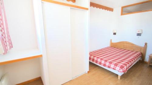 una piccola camera da letto con un letto e una finestra di Résidence Parc Aux Etoiles - C302PAE - APPARTEMENT 2 CHAMBRES AVEC BALCON MAE-8834 a Narreyroux