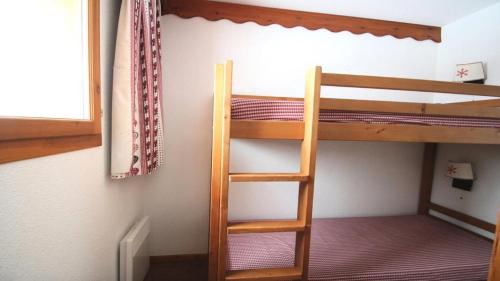 un letto a castello con una scala in una stanza di Résidence Parc Aux Etoiles - C105PAE - APPARTEMENT SPACIEUX AVEC BALCON MAE-8764 a Narreyroux