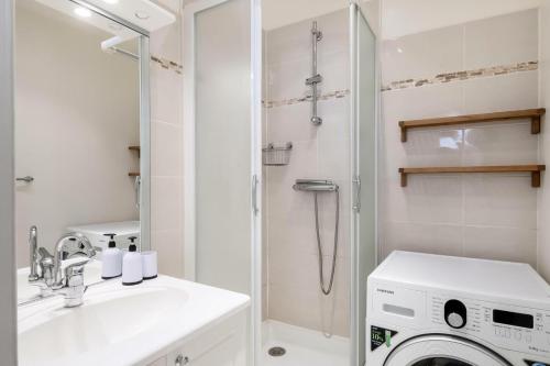 bagno con lavatrice e doccia di Résidence Le Christiana - maeva Home - Appartement 2 pièces 6 personnes - 614 a Orcières