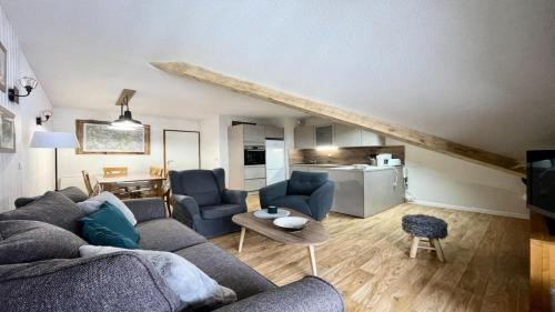 un salon avec un canapé et des chaises et une cuisine dans l'établissement Résidence Parc Aux Etoiles - C505PAE - APPARTEMENT SPACIEUX 3 CHAMBRES, BALCON MAE-8844, à Narreyroux