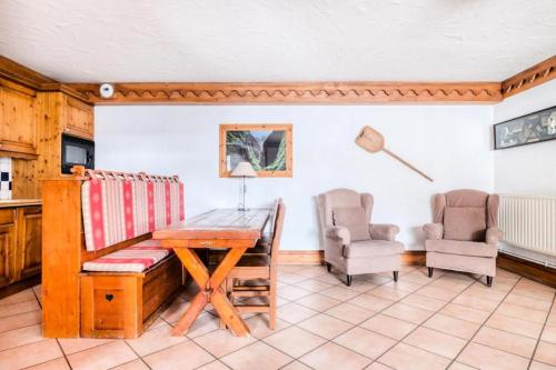 - une salle à manger avec une table en bois et 2 chaises dans l'établissement Résidence La Ginabelle - maeva Home - Appartement 4 Pièces 8 Personnes - Sélection MAE-7444, à Chamonix-Mont-Blanc