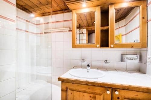 une salle de bain avec un lavabo et une douche dans l'établissement Résidence La Ginabelle - maeva Home - Appartement 4 Pièces 8 Personnes - Sélection MAE-7444, à Chamonix-Mont-Blanc