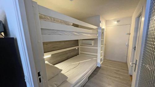 Les PrésにあるRésidence Valgardena - Appartements pour 4 Personnes 864の二段ベッド2組が備わる客室です。