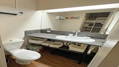 y baño con aseo blanco y lavamanos. en Résidence Valgardena - Appartements pour 4 Personnes 864 en Les Prés