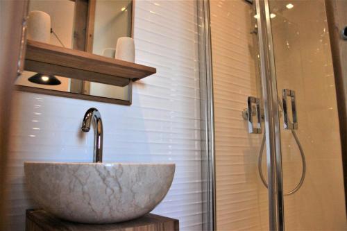 a bathroom with a sink and a shower at BOURG MOREL G - Duplex Le Bourg Morel 3 - 1 pour 8 Personnes 26 in Valmorel