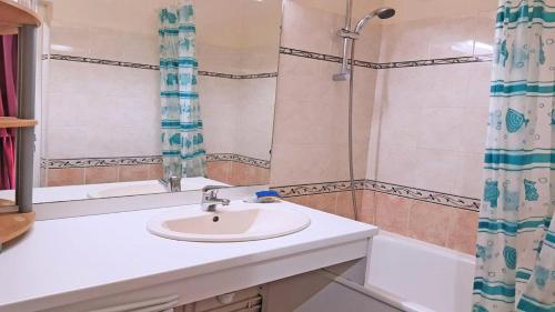 a bathroom with a sink and a shower at Résidence Cortina 1 - Appartements pour 4 Personnes 914 in Les Prés