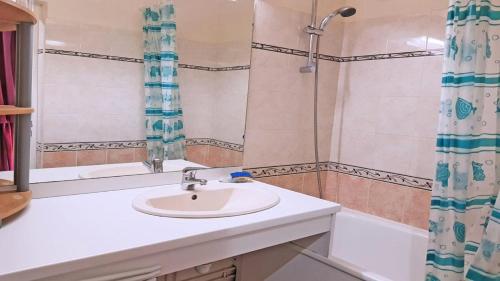 une salle de bain avec un lavabo et une douche dans l'établissement Résidence Cortina 1 - C11003 - Appt T1 avec balcon - 4 personnes- Centre station MAE-8914, à Les Prés