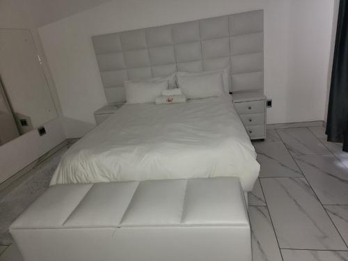 Een bed of bedden in een kamer bij Sirwine Hotel, Bar and Restuarant
