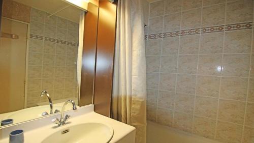 une salle de bain avec un lavabo et une douche dans l'établissement Résidence Podium - POD805 - STUDIO - 4 PERSONNES AVEC BALCON MAE-8924, à Les Prés