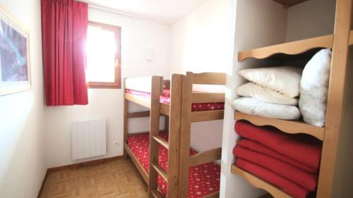 um quarto com três beliches num quarto em Résidence Les Gentianes - Appartements pour 6 Personnes 984 em Narreyroux