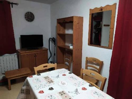 a room with a table and chairs and a television at Appartement 2 pièces 6 personnes - Confort - Appartement 2 pièces 6 personnes - Confort MAE-5964 in Termignon