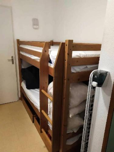 - un ensemble de lits superposés dans une chambre dans l'établissement Appartement 2 pièces 6 personnes - Confort - Appartement 2 pièces 6 personnes - Confort MAE-5964, à Termignon