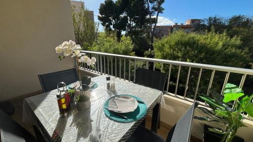 - une table avec une serviette sur un balcon dans l'établissement Proche Centre SANARY Studio climatisé 4 personnes, à Sanary-sur-Mer