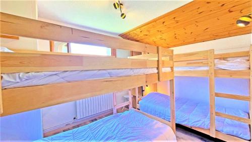 a couple of bunk beds in a room at Le Chalet - Appartements pour 6 Personnes 104 in Puy-Saint-Vincent