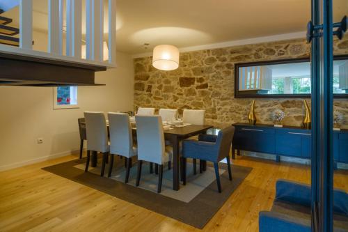 a dining room with a table and chairs at Casa da Vinha in Arcos de Valdevez