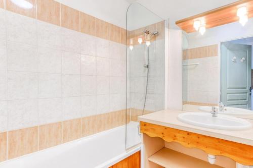 een badkamer met een wastafel en een douche bij Résidence Le Hameau Du Puy - maeva Home - Appartement 3 pièces 4 personnes 774 in Superdevoluy