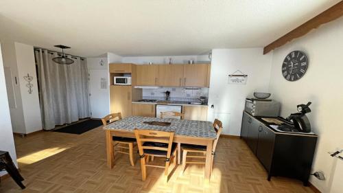 une cuisine et une salle à manger avec une table et des chaises dans l'établissement Résidence Parc Aux Etoiles - GEC2 - Appartement 2 chambres avec grand balcon MAE-9084, à Narreyroux