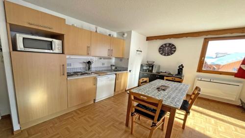 une cuisine avec une table et une salle à manger dans l'établissement Résidence Parc Aux Etoiles - GEC2 - Appartement 2 chambres avec grand balcon MAE-9084, à Narreyroux