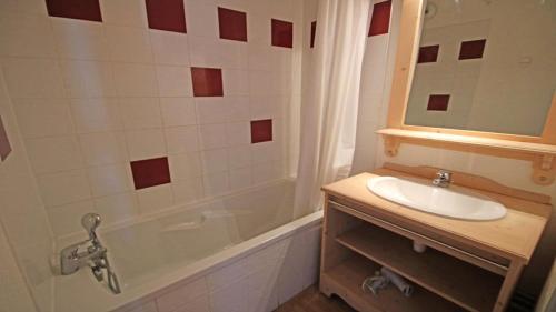 une salle de bain avec un lavabo et une baignoire dans l'établissement Résidence Parc Aux Etoiles - GEC35 - APPARTEMENT 2 CHAMBRES AVEC BALCON VUE VALLÉE MAE-8894, à Narreyroux