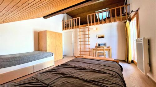 a bedroom with a bunk bed and a staircase at Résidence Les Soldanelles - Appartements pour 6 Personnes 134 in Puy-Saint-Vincent